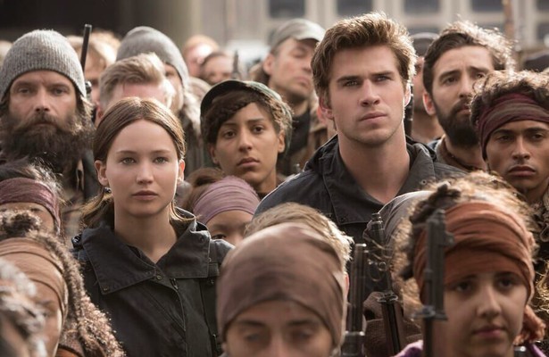 Jennifer Lawrence en Liam Hemsworth in The Hunger Games: Mockingjay - Part 2