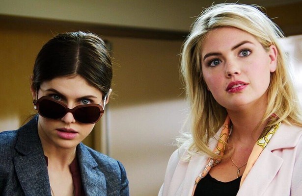 Kate Upton en Alexandra Daddario in The Layover