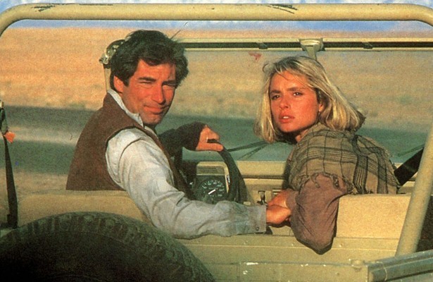 Timothy Dalton en Maryam D'Abo in The Living Daylights