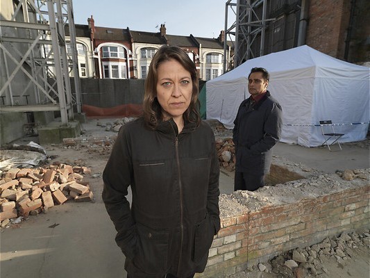 Meisje onder het asfalt in Unforgotten