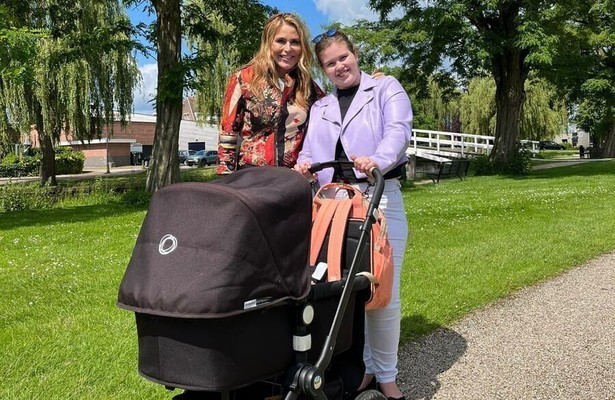 Heleen van Royen met Larissa voor Vier Handen op één Buik