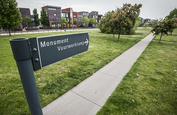 Een bord dat verwijst naar het monument van de vuurwerkramp in de wijk Roombeek.
