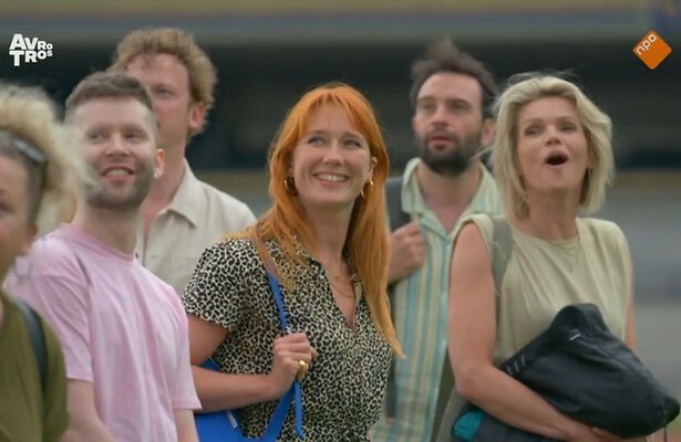 Deelnemers van Wie Is de Mol? zijn klaar voor opdracht.