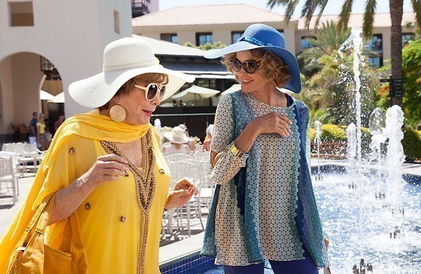 Shirley MacLaine neemt het ervan