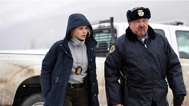 Jeremy Renner helpt Elizabeth Olsen een handje