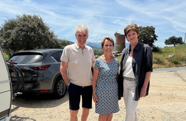 Martine van Os met Henk en Rina in We Zijn er Bijna!