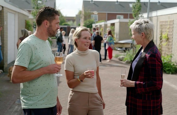 Anita Witzier met deelnemers in 12 Straten Groen