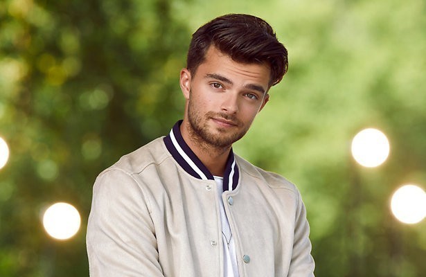 Buddy Vedder neemt presentatiestokje The Voice Kids over van Martijn Krabbé