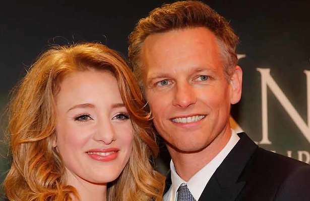 Noortje Herlaar en Barry Atsma verwelkomen dochter