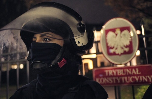 2Doc: Judges Under Pressure