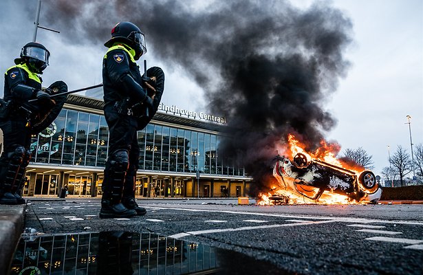 Demonstranten worden door de Mobiele Eenheid van het 18 Septemberplein verwijderd.