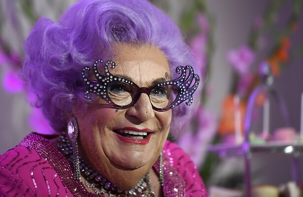 Barry Humphries als Dame Edna Everage.