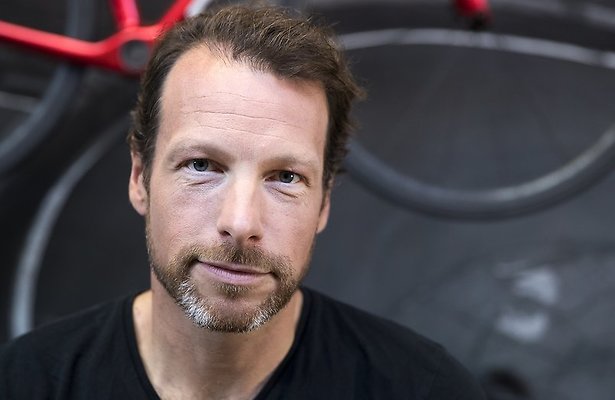 Herman van der Zandt in beeld als presentator Eurovisie Songfestival