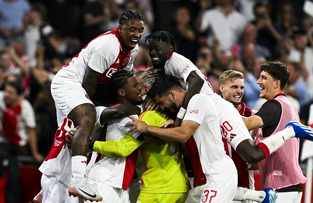 Ajax wint bizarre penaltyreeks.