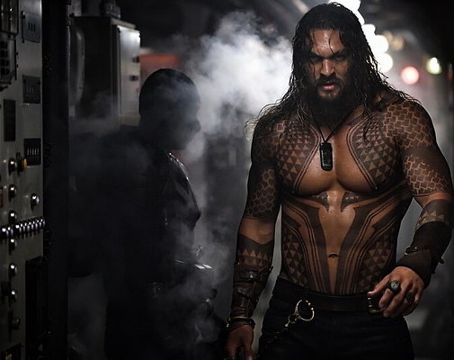 Jason Momoa gaat kopje onder