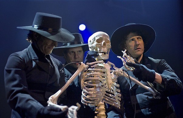 Rauwe mix van comedy en circus