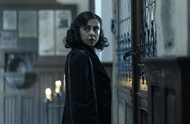 Bel Powley als Miep Gies in A Small Light