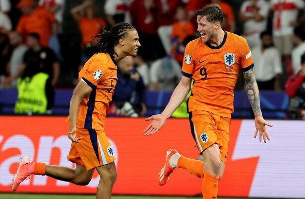 Nathan Aké en Wout Weghorst