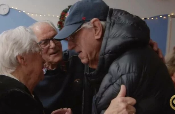Robert herenigt twee broers van 94 en 100 jaar.