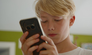 Aufwachsen ohne Smartphone - Ist eine Kindheit ohne Tiktok und Co. möglich?