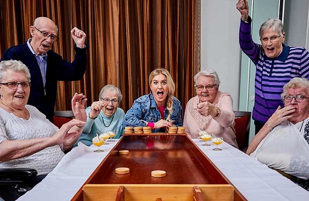 Britt helpt de ouderen