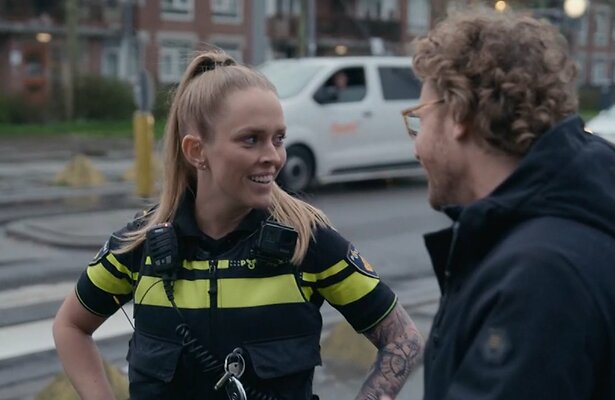 Agent Joyce en Ewout Genemans in Bureau Rotterdam