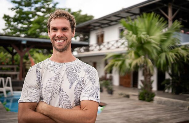 Dick en de brand in zijn resort.