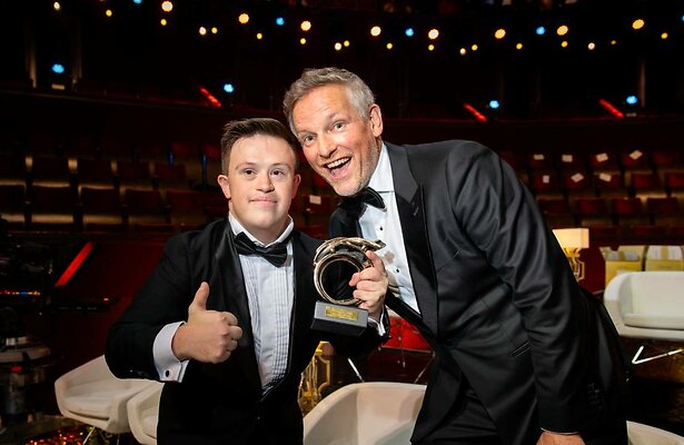 Wesley van Klink en Barry Atsma na de winst van de Gouden Televizier-Ring acteur 2025.