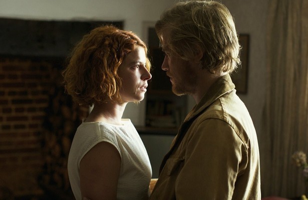 Jessie Buckle en Johnny Flynn in Beast
