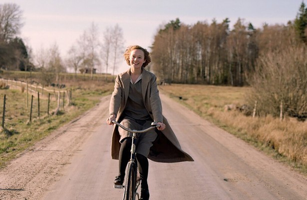 Alba August als Astrid in Becoming Astrid