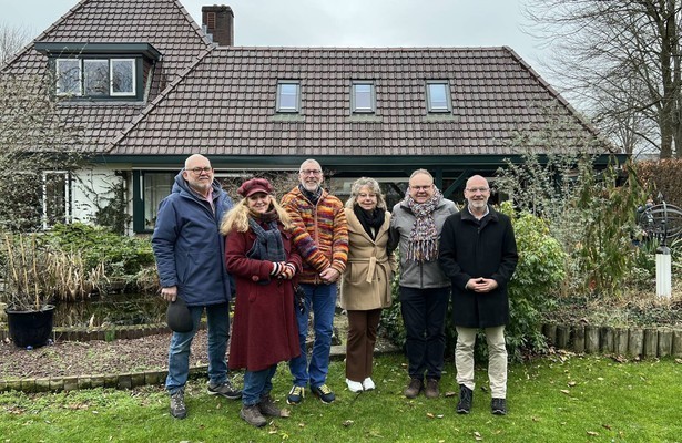 Mauro, Karin, Kees, Monique, Martin en Harold in Bed & Breakfast 