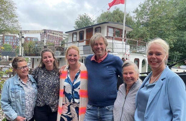 Gerie, Christine, Linda, Sibo, Aafje en Greta bij de boot van Sibo en Linda