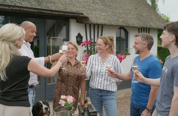 Shiela, Edwin, Mandy, Sandra, Lex en Merlijn in Bed & Breakfast