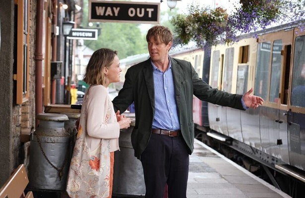 Sally Bretton en Kriss Marshall in Beyond Paradise