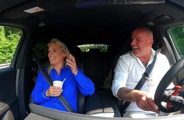 Andy van der Meijde met Eveline Stallaart voor Bij Andy in de Auto