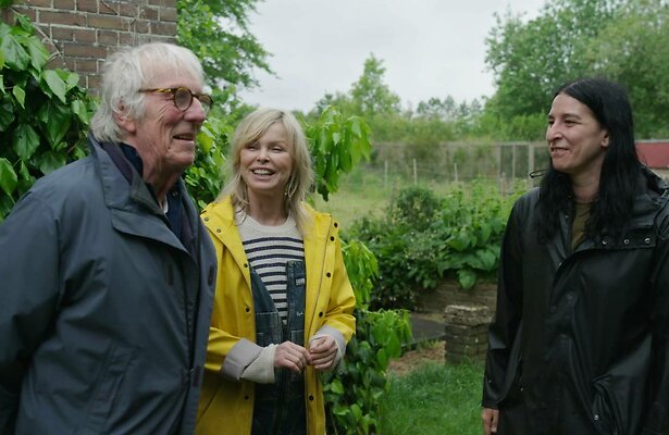 Freek de Jonge, Bridget Maasland en Raven van Dorst in Boerderij Van Dorst