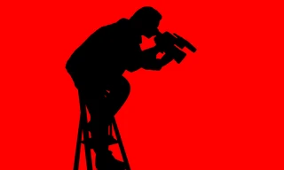 Bromet over de schutting