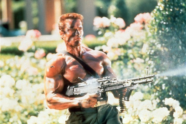 Arnold Schwarzenegger gooit alle remmen los