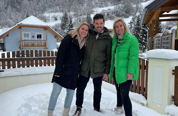 Carrie ten Napel met Marjolein en Leon voor Droomhuis Gezocht