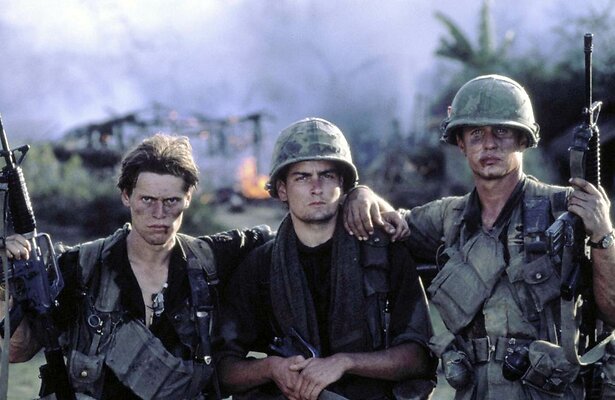 Willem Dafoe, Charlie Sheen en Tom Berenger in Platoon 