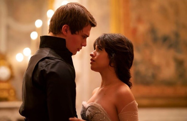 Camila Cabello en Nicholas Galitzine in Cinderella