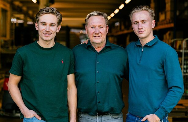 Vader Oos Kesbeke met zijn twee zoons. 