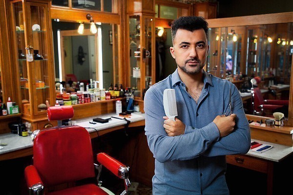 Hans Dorrestijn in de salon van Eus