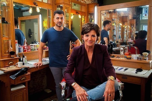 Martine van Os in de kappersstoel