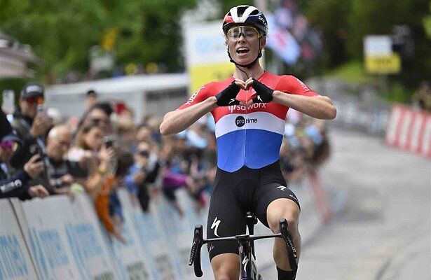 Demi Vollering rijdt de tijdrit