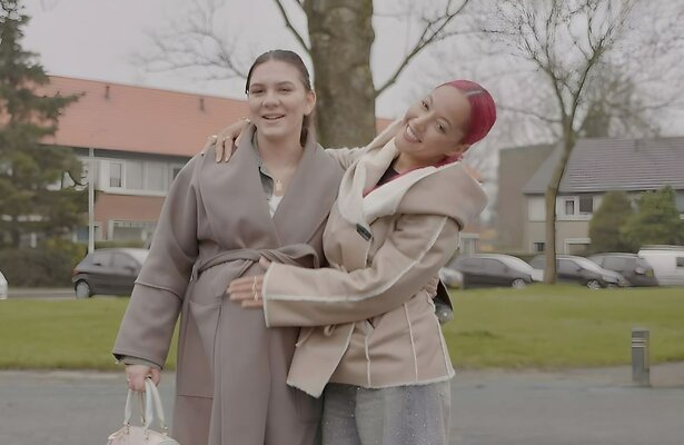 Daisy en Djamila Celina voor Vier Handen op Eén Buik