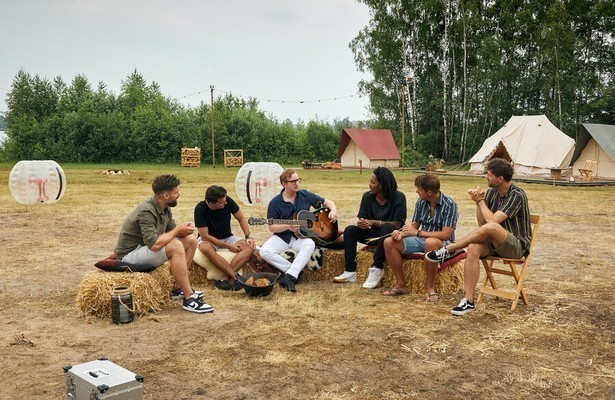 Jan Smit, Jeangu Macrooy en Dave von Raven in De 3 Sterren Camping