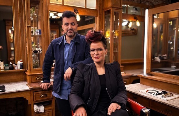 Eva Simons met Özcan Akyol in De Geknipte Gast