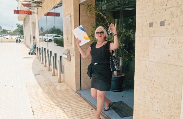 Monique Hansler in De Hanslers: Van de Piste naar de Playa