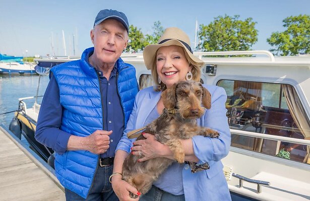 André van Duin en Janny van der Heijden met Nhaan voor Denkend aan Holland.